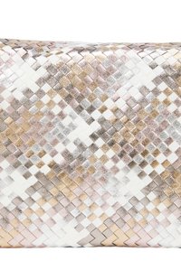 Vævet clutch i metalnuancer af guld, sølv og rosaguld med varieret tekstur, prydet med et geometrisk design af sammenflettede firkanter.