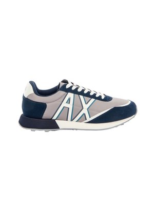 Low-top sneaker in grijs en marineblauw met witte veters en grote "AX" letters aan de zijkant, op een witte achtergrond.