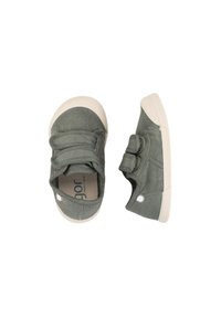 Zapatillas de lona verdes con dos correas de velcro, suelas de goma blanca y detalles de costura. La plantilla presenta un logo impreso en beige.