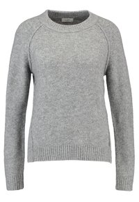 Pull en tricot gris avec un col rond, des poignets et un ourlet côtelés, des fentes sur les côtés et une texture douce. Doté de manches raglan pour un confort de mouvement.