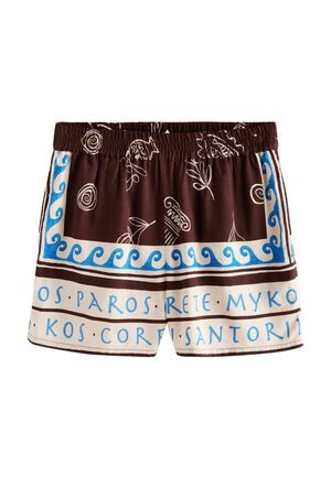 Barna és krémszínű rövidnadrág kék hullámmintákkal, fehér vonalas görög motívumokkal, valamint a szegély mentén görög szigetek nevét tartalmazó felirattal.