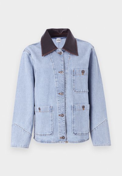 Lichtblauwe denimjas met een bruine leren kraag, twee voorke pockets en een knoopsluiting, met contrasterende stiksels en een gestructureerd ontwerp.