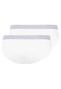 Slip in cotone bianco con un elastico grigio in vita, con una sottile branding. Il design è senza cuciture e presenta una texture liscia. Due paia esposti.
