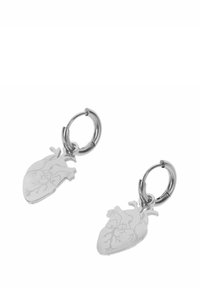 Orecchini a cerchio in argento con pendenti a forma di cuore caratterizzati da dettagli intricati a forma di venature, finitura lucida e design con chiusura robusta.