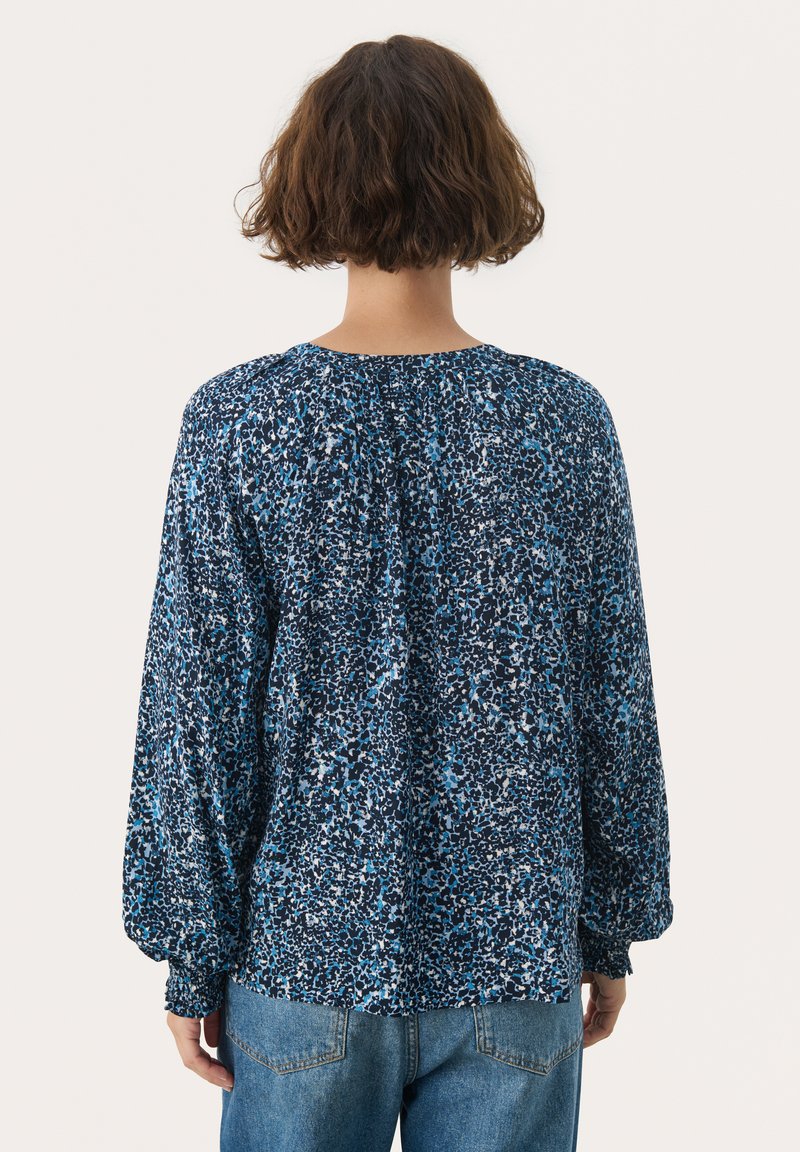 Langärmeliges Bluse mit einem abstrakten Muster in Marineblau und Blau, leichtem Stoff, gerafftem Rücken und elastischen Bündchen.