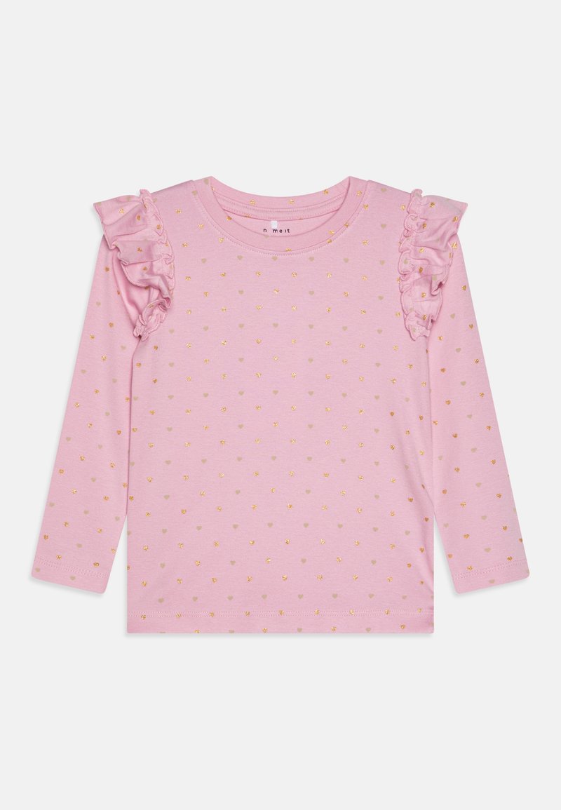 Roze blouse met lange mouwen, versierd met een hartpatroon in goud en zilver. De blouse heeft ruffle-accenten op de schouders en een ronde hals. Gemaakt van zacht katoen.