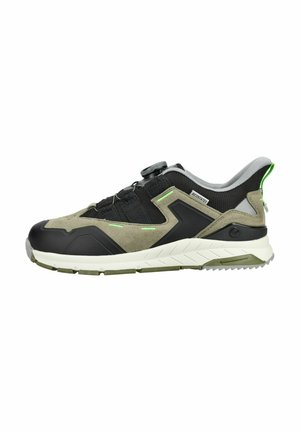 Sneaker basse in camoscio beige, mesh nero, dettagli verdi, suola bianca e sistema di allacciatura con chiusura a quadrante nera per una vestibilità regolabile.