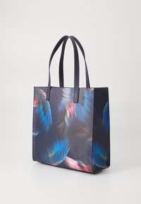 Borsa a tracolla con uno sfondo scuro caratterizzato da un vivace motivo a piuma blu e rosa, texture liscia e doppi manici in pelle.