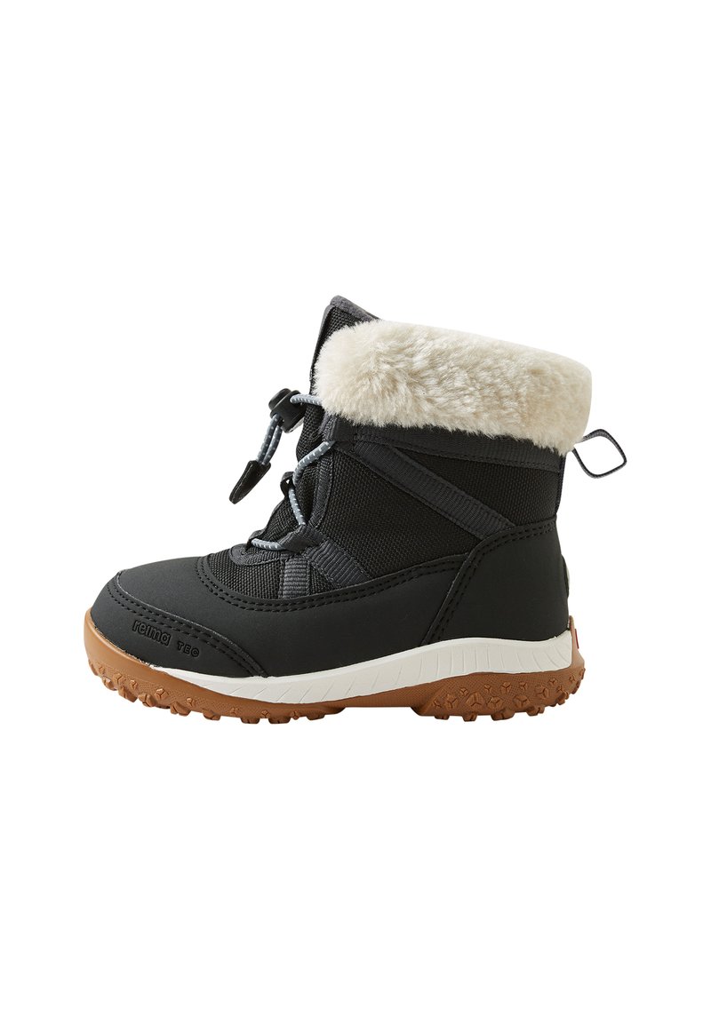 Stivaletto invernale nero con colletto in morbido fleece crema, suola in gomma texturizzata, chiusura a lacci e cuciture rinforzate.