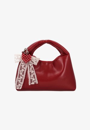 Geantă de mână din piele roșie cu mâner rotund. Prezintă o panglică decorativă din dantelă și un charm în formă de inimă cu mărgele. Textură netedă și formă structurată.