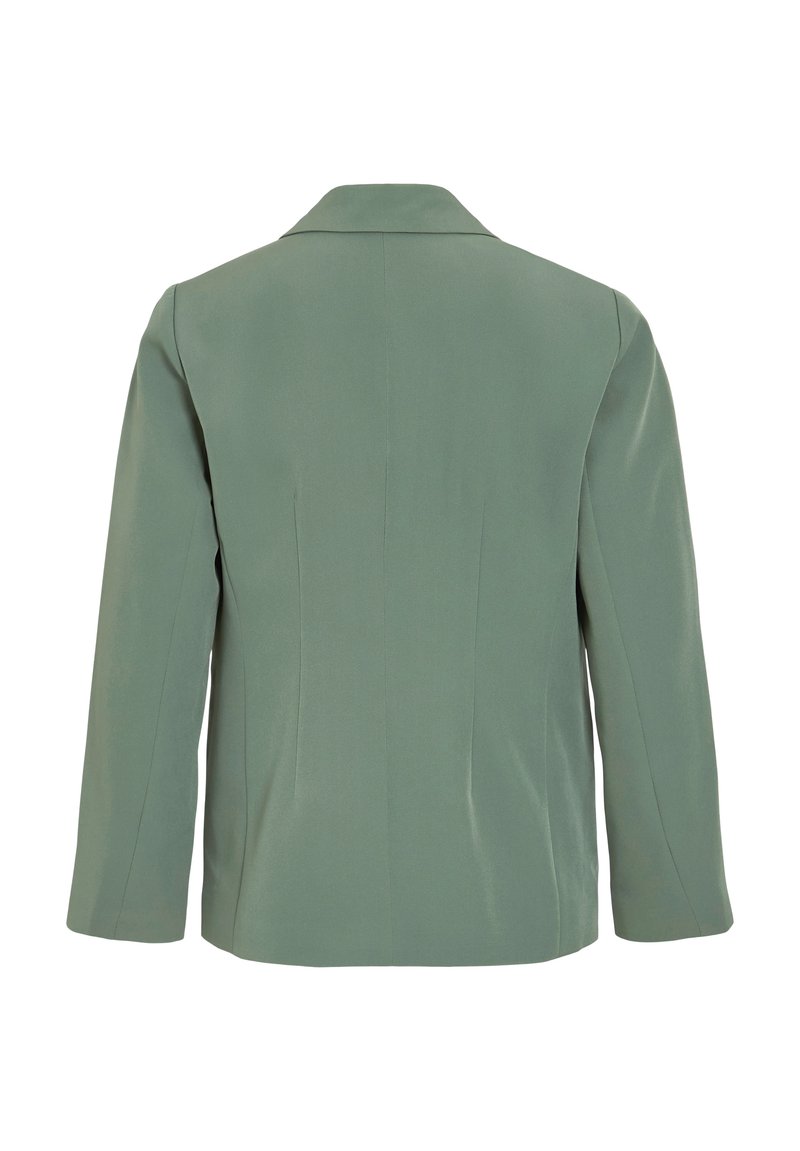 Blazer vert avec une texture lisse, col cranté et manches longues. Présente des coutures horizontales au dos pour un ajustement sur mesure.