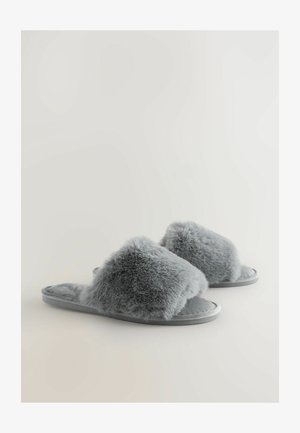 Grijze bontpantoffels hebben een brede, fluffy band over de bovenkant, een zachte textielvoering en een platte zool voor comfort.
