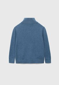 Blå långärmad tröja med hög krage, ribbade ärmslut och nederkant, visad bakifrån på en ljusgrå bakgrund.