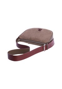 Pequeña bolsa cruzada de ante y cuero marrón con cremallera plateada y correa adjustable en color burdeos, exhibida sobre fondo blanco.