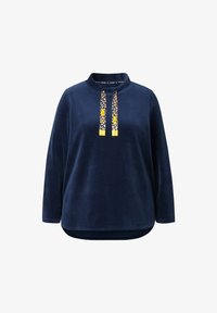 Sudadera de forro polar navy con un cuello alto, que presenta cordones con estampado de leopardo y acentos amarillos, además de un dobladillo curvado.