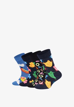 Quatre paires de chaussettes colorées disposées côte à côte : bleues avec des nuages et un hot dog, noires avec des motifs de chats vibrants, et plus encore.