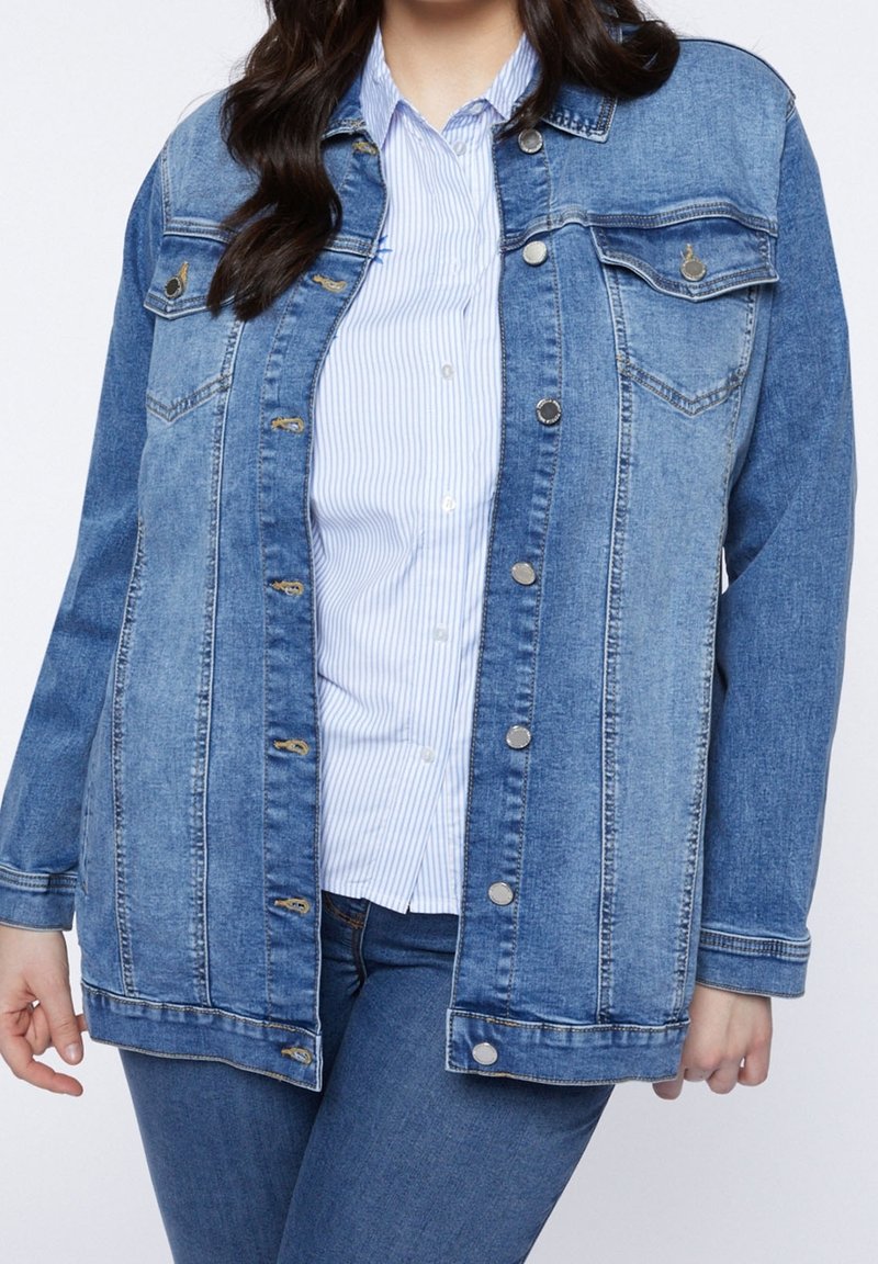 Denimová bunda v světle modré barvě, s knoflíkovým zapínáním vpředu, náprsními kapsami a dlouhými rukávy. Měkká struktura s klasickým střihem a kontrastním prošíváním.