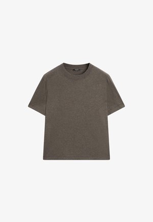 Tričko s krátkým rukávem v tmavě olivové barvě, vyrobené z měkké bavlněné směsi, s kulatým výstřihem a uvolněným, boxovým střihem.