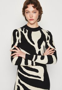 Object OBJRAY DRESS - Neulemekko - black/sandshell