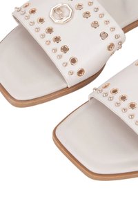 Sandali scivolati bianchi in pelle con punta quadrata, decorati con borchie metalliche e un accento con logo ottagonale sulla cinghia.