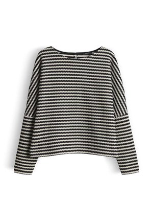 Schwarzer und cremefarbener Pullover mit gestreiftem Muster, kastiger Form, weiten Ärmeln und rundem Ausschnitt. Minimalistisches Design, weiche Strickstruktur.