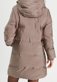 Abrigo de plumas marrón con capucha, con un diseño acolchado y puños elásticos, de longitud hasta la rodilla, textura suave y brillante.
