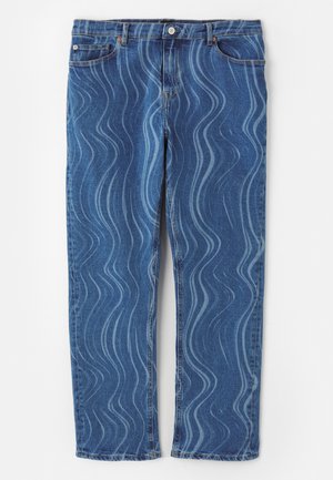 Niebieskie dżinsy z falistym, jasnoniebieskim wzorem, prostym krojem nogawki, zapięciem na guzik oraz przeszyciami na kieszeniach.