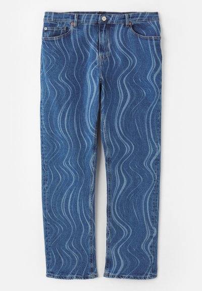 Blå denimjeans med et bølgete lysblått mønster, rett benkutt, knappelukking og sydd detaljering på lommene.
