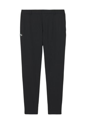 Pantalones negros de pierna recta con trabillas para cinturón y bolsillos laterales, con un pequeño logo de cocodrilo verde y blanco en el muslo izquierdo.