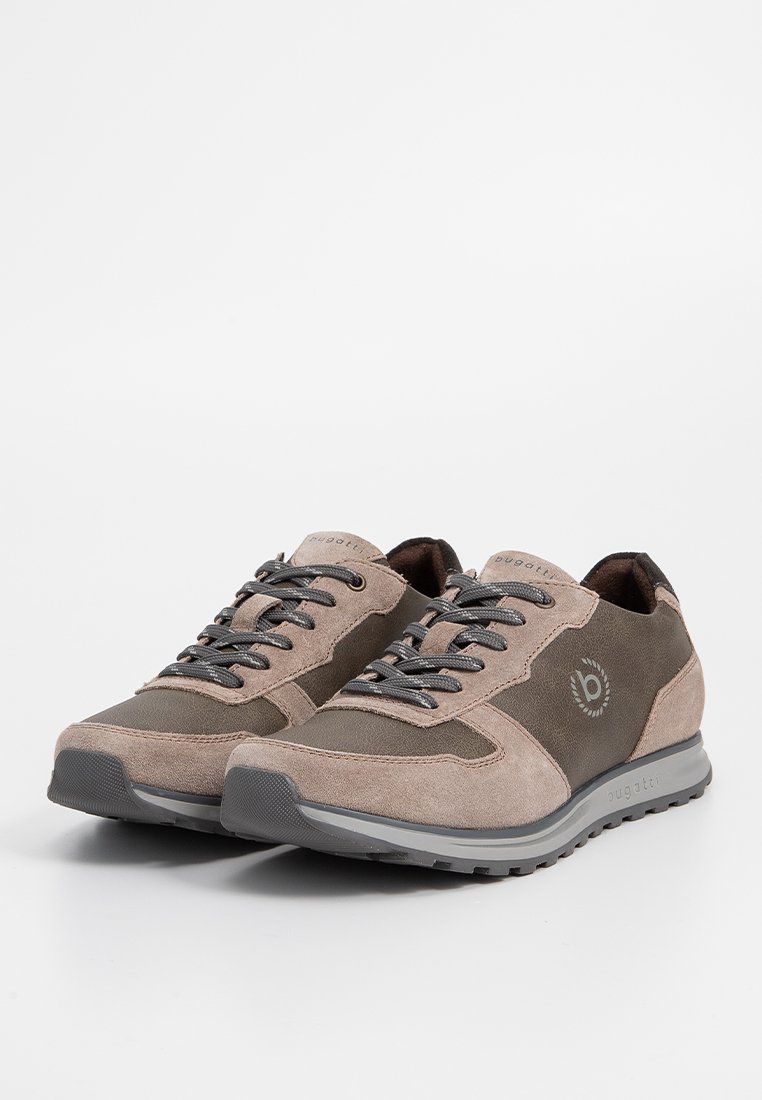 Baskets en daim gris et taupe avec une finition texturée, dotées de lacets gris et d'un accent de logo sur le côté. Semelle en caoutchouc pour une meilleure adhérence.