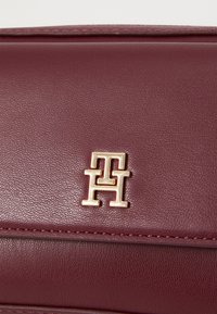 Tommy Hilfiger ICON CAMERA BAG - Schoudertas - deep rouge