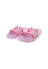 Růžové skluzné sandály s širokým páskem, který zdobí kulatý logo, texturovaná stélka a hladká gumová podrážka. Lehké a neformální provedení.