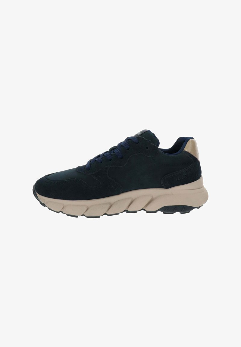 Marineblauwe suède sneaker met een dikke beige tussenzool, getextureerde details, marineblauwe veters en een contrasterende metallic achteraccent.