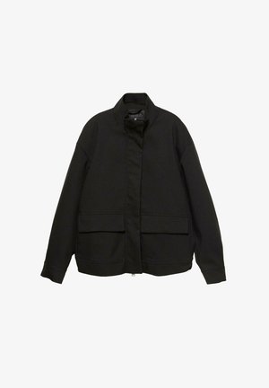 Schwarze Jacke mit hohem Kragen, Frontreißverschluss und zwei großen Klappentaschen. Aus einem glatten, leichten Stoff gefertigt und mit einer lockeren Passform.