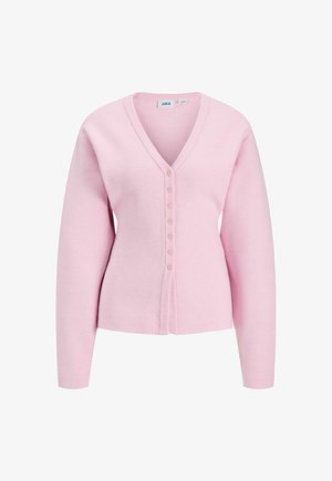 Svijetloružičasti kardigan s dugim rukavima i V-izrezom, sa sedam malih dugmadi sprijeda i rebrastim rubom na manžetama i izrezu.
