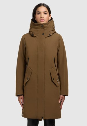 Bruine capuchon parka met een hoge kraag, rits- en patchzakken, knoopsluiting en een gladde stof met een subtiele glans.