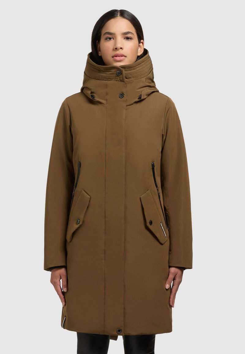 Parka à capuche marron avec un col haut, poches zippées et à patte, fermeture par bouton, et un tissu lisse avec un subtil éclat.