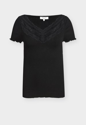 Μαύρη μπλούζα με κοντά μανίκια και ριμπ ύφανση, με V-λαιμόκοψη από δαντέλα σε σχήμα κυματοειδούς και τελειώματα μανικιών με φρατζολένιο σχέδιο, μέγεθος μικρό, παρουσιάζεται σε λευκό φόντο.