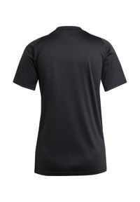 Maglia atletica nera con maniche corte, colletto rotondo, realizzata in un tessuto liscio e leggero. Presenta sottili dettagli rossi sulle spalle.