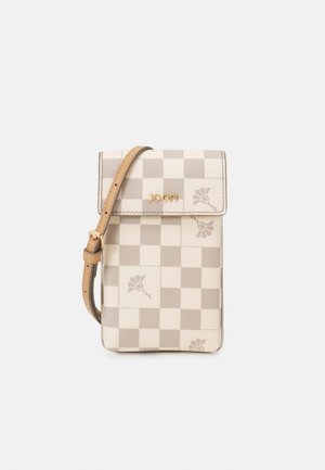 Béžová a krémová křížová taška na telefon s kostkovaným vzorem, květinovými akcenty, zlatým logem, texturovanou kůží a nastavitelným popruhem.