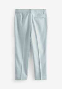 Hellblaue, maßgeschneiderte Hose, von hinten gezeigt mit Gürtelschlaufen, einer Leistentasche hinten und einem schlanken, konisch zulaufenden Bein.