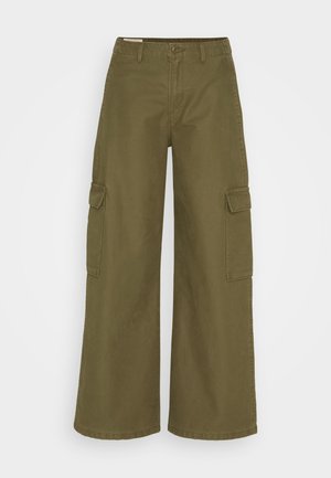 Pantaloni cargo verde oliva in cotone, caratterizzati da un design a gamba ampia, due tasche laterali e una chiusura con bottone in vita.