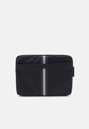 Crna torba za laptop od teksturiranog materijala, sa dva vertikalna pruga u mornarsko plavoj i sivoj boji, sa zatvaranjem na vrhu i bočnom džepom.