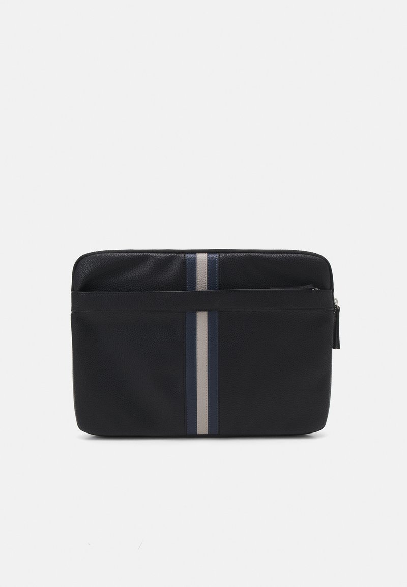 Capa para laptop preta feita de material texturizado, apresentando duas riscas verticais em azul-marinho e cinza, com fecho superior de zip e bolsa lateral.