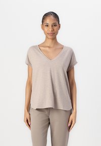 Ljusbrun V-ringad t-shirt i mjukt tyg, med korta ärmar och avslappnad passform, som faller snyggt till en något rundad fåll.