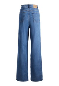 Blå vidde denim jeans set bagfra med to baglommer og en tan mærkeetiket på linningen.