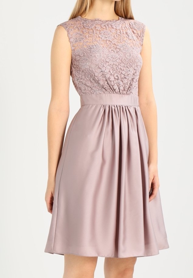Robe mauve clair avec corsage en dentelle et manches courtes, taille cintrée et jupe en satin plissée. Texture lisse avec un délicat motif floral.