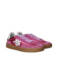 Roze sneakers met een mix van glanzende en suède texturen, veters in lichtpaars, en een witte logo-accent aan de zijkant. Rubberen zool.