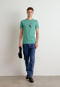 Calvin Klein Jeans OUTLINE MONOLOGO TEE - T-shirts print - bahama green