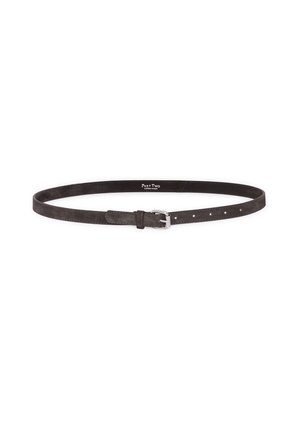Ceinture fine en daim brun foncé avec boucle rectangulaire argentée et plusieurs trous de réglage sur fond blanc.